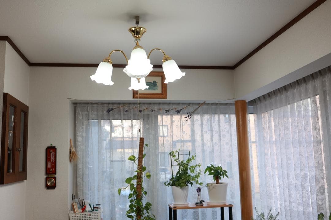 シャンデリア ゴールドと白いシェード