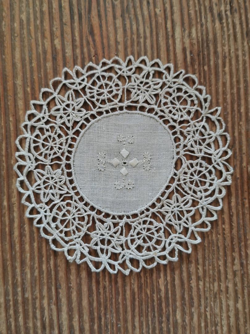 アンティーク イタリア レティシアレース刺繍 花のニードルワーク リネンドイリー