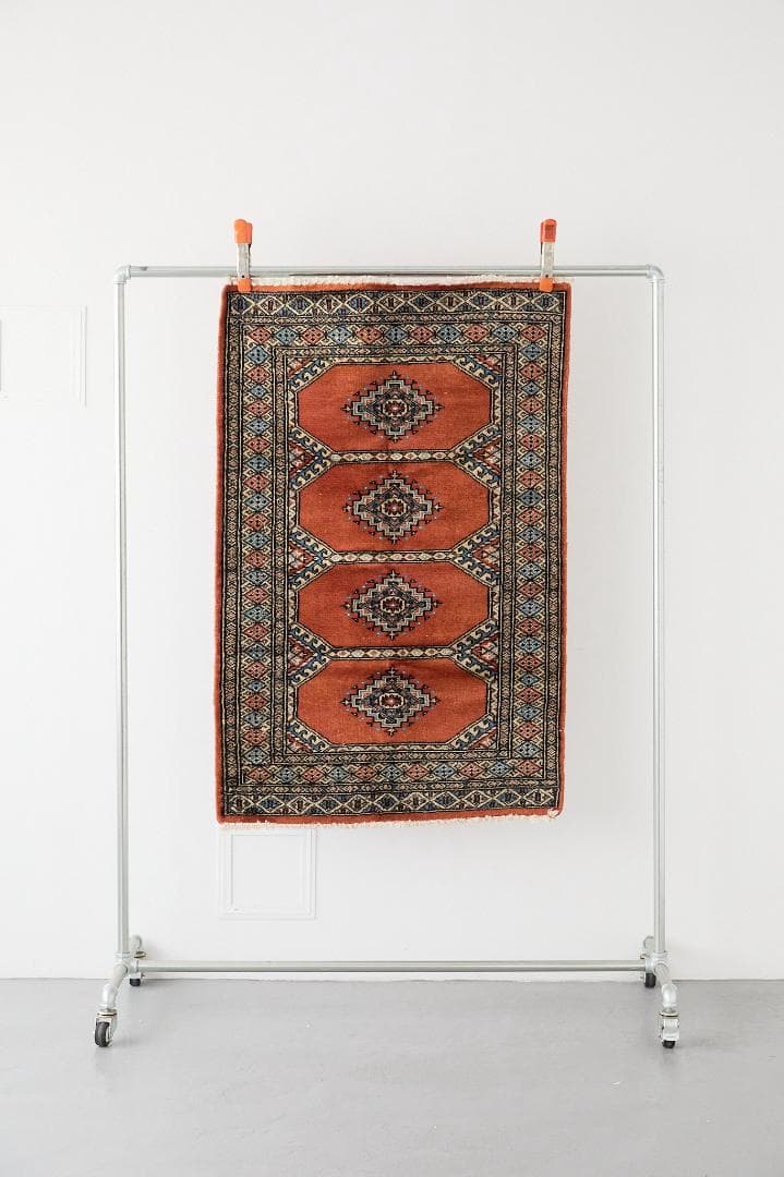 ヴィンテージラグ　トライバルラグ　パキスタン産（121×77cm）橙　茶　サンド