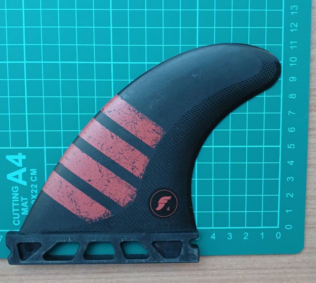 フューチャーフィン ALPHA 5.5 F4 CARBON　RED　トライフィン