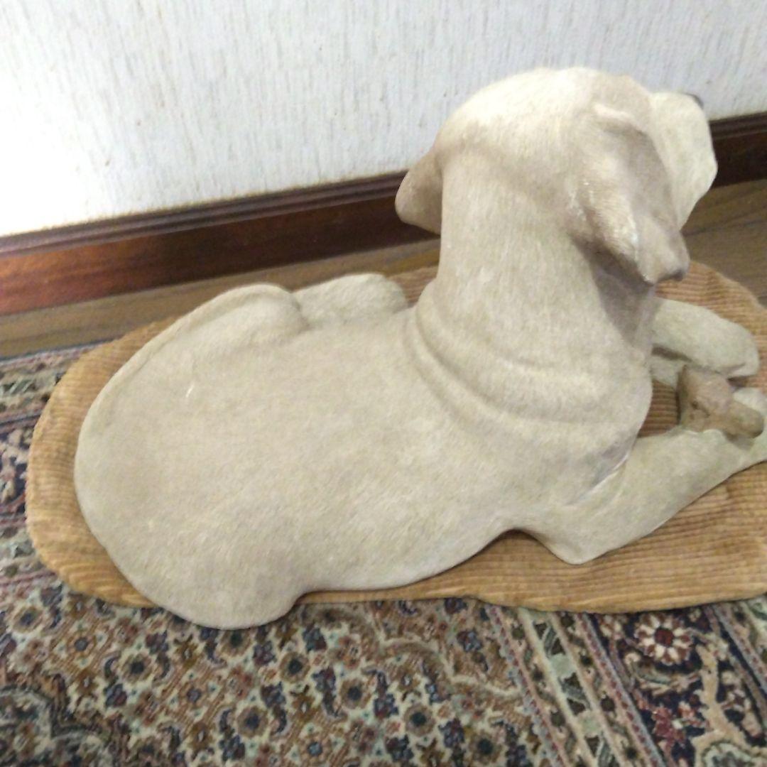 犬の彫刻 樹脂製 クリーム色