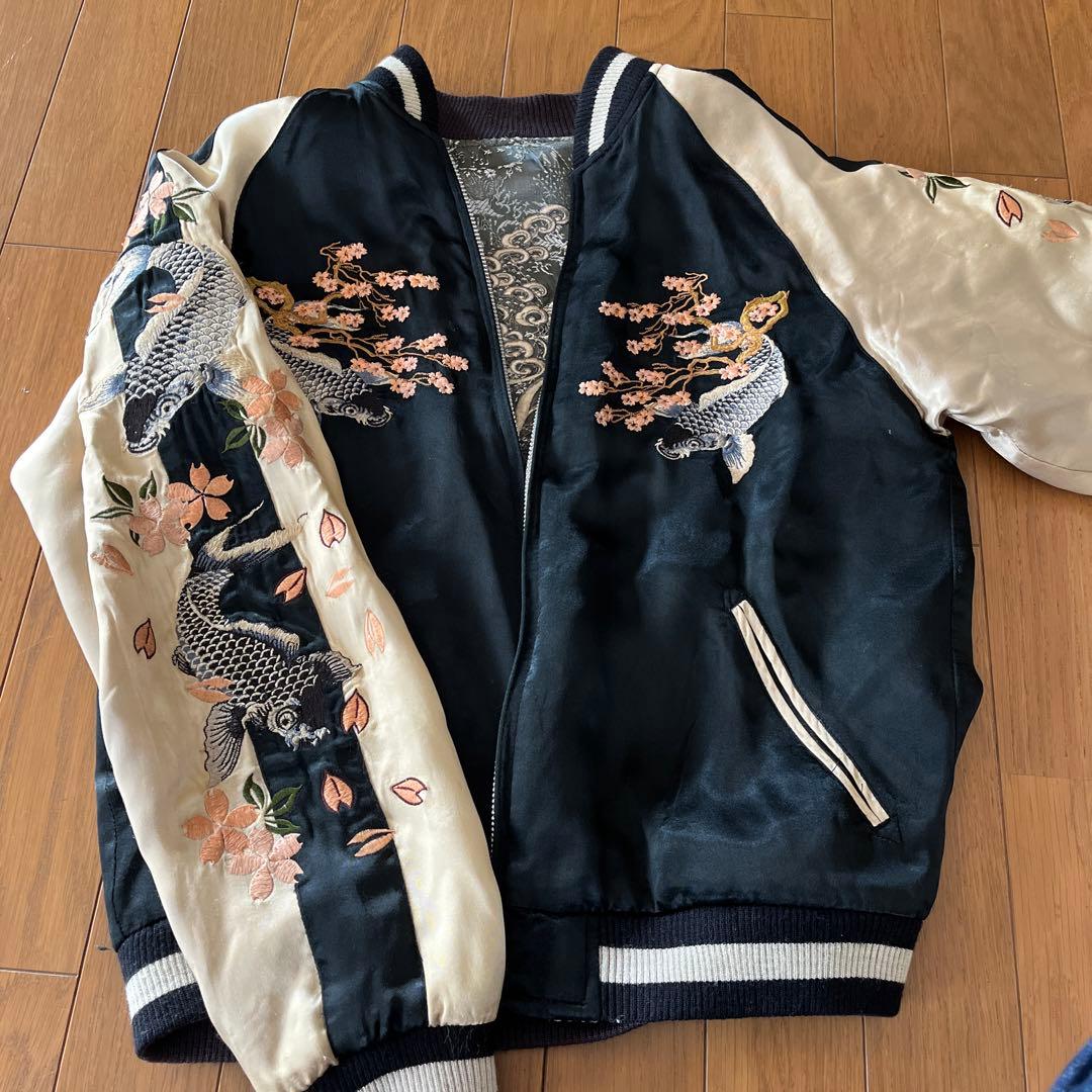 刺繍入りサテンスカジャン 黒とクリーム　Mサイズ