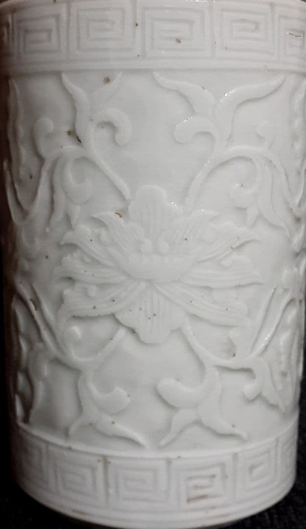 李氏朝鮮時代　韓国古美術　李朝古陶磁器　李朝白磁　陽刻浮彫　牡丹に唐草文様　筆筒