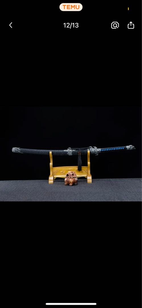 美しい刀 青い模様の黒い柄