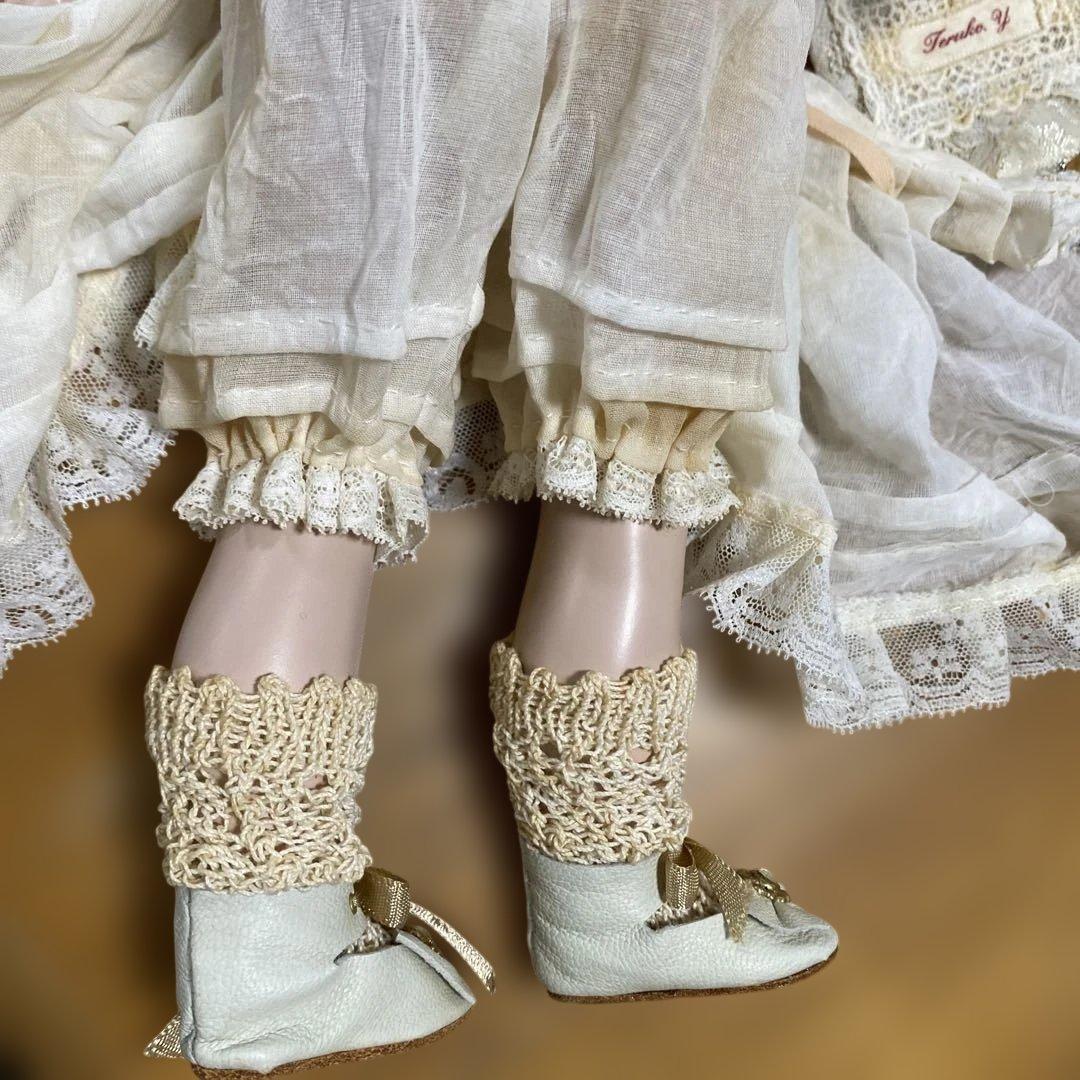 クリーム色のレースドレス人形