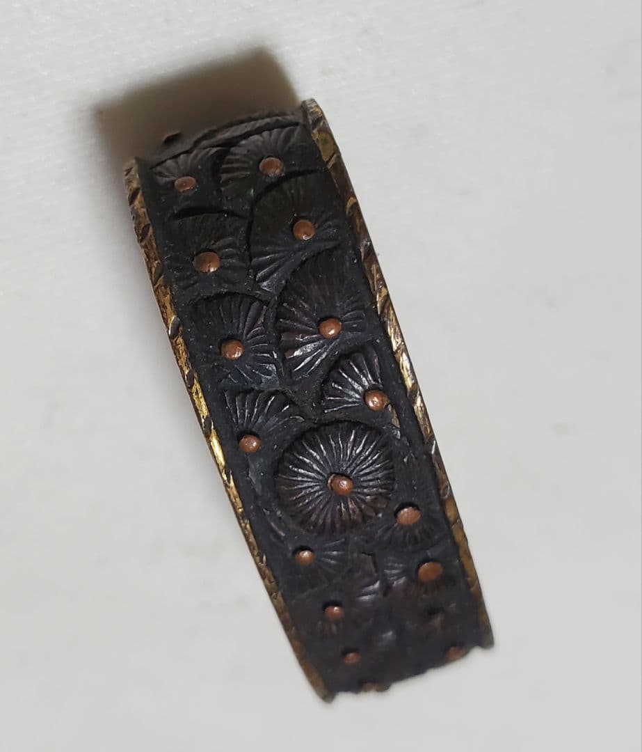 素晴らしい仕事の　縁金具　押合い菊の図　江戸時代