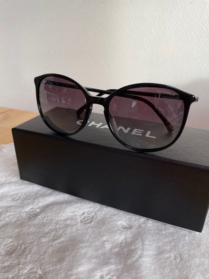 いちごみるくCHANEL キャットアイサングラス ブラック