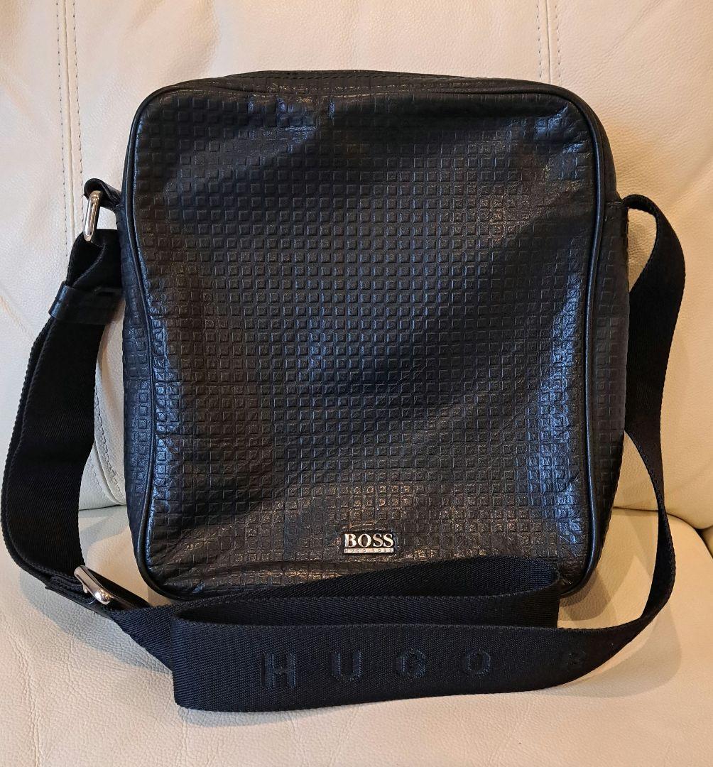 ヒューゴボス　ショルダーバッグ　黒　斜めがけ　ベルトロゴ　格子　オールレザー