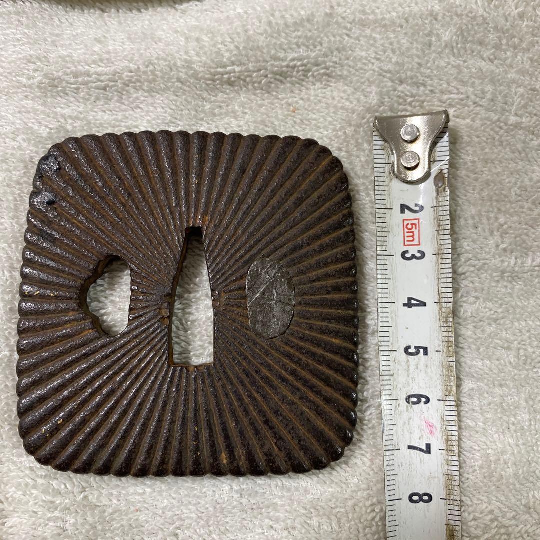 B-15 鍔 つば　武具　刀装具　鉄製　アンティーク　美術品　工芸品　木箱付き