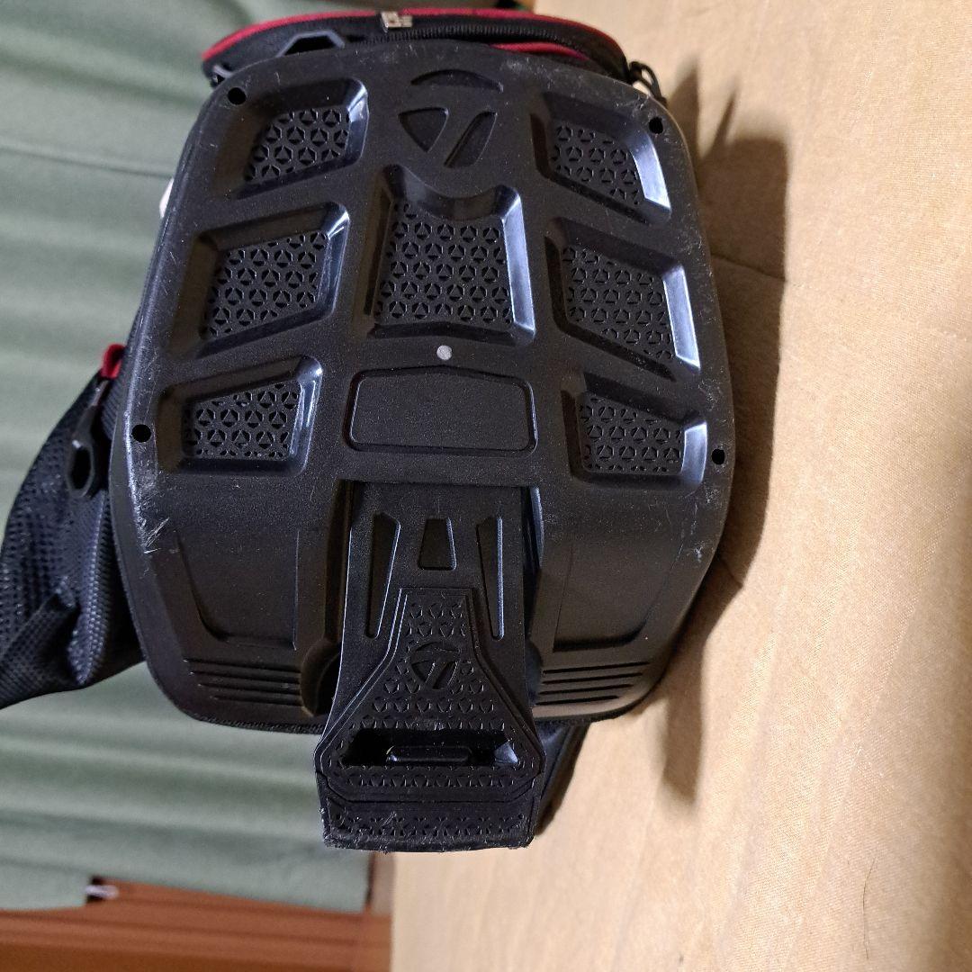 TaylorMadeスタンド式キャディバッグ 黒/赤。フード付き。極美品！