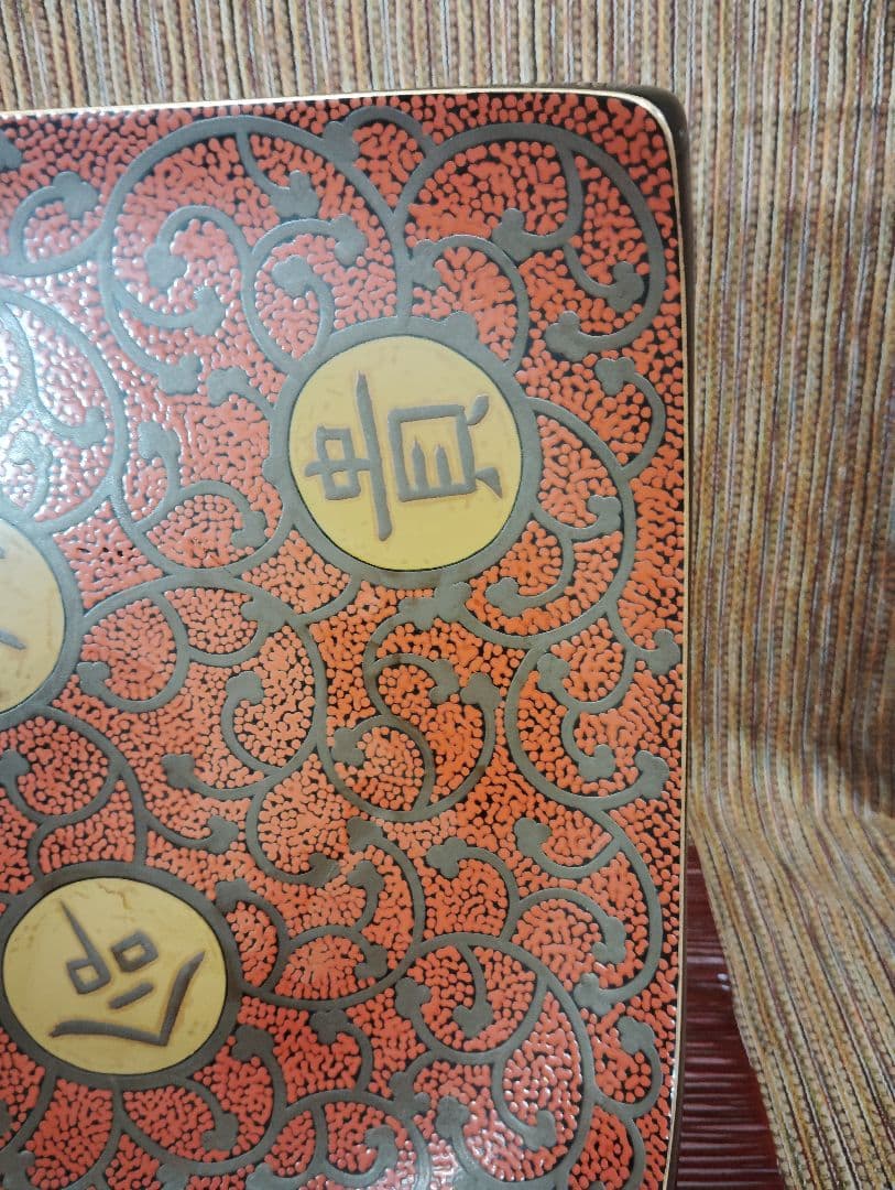 輪島塗　五島屋　赤黒模様の四角形盛器　共箱です。