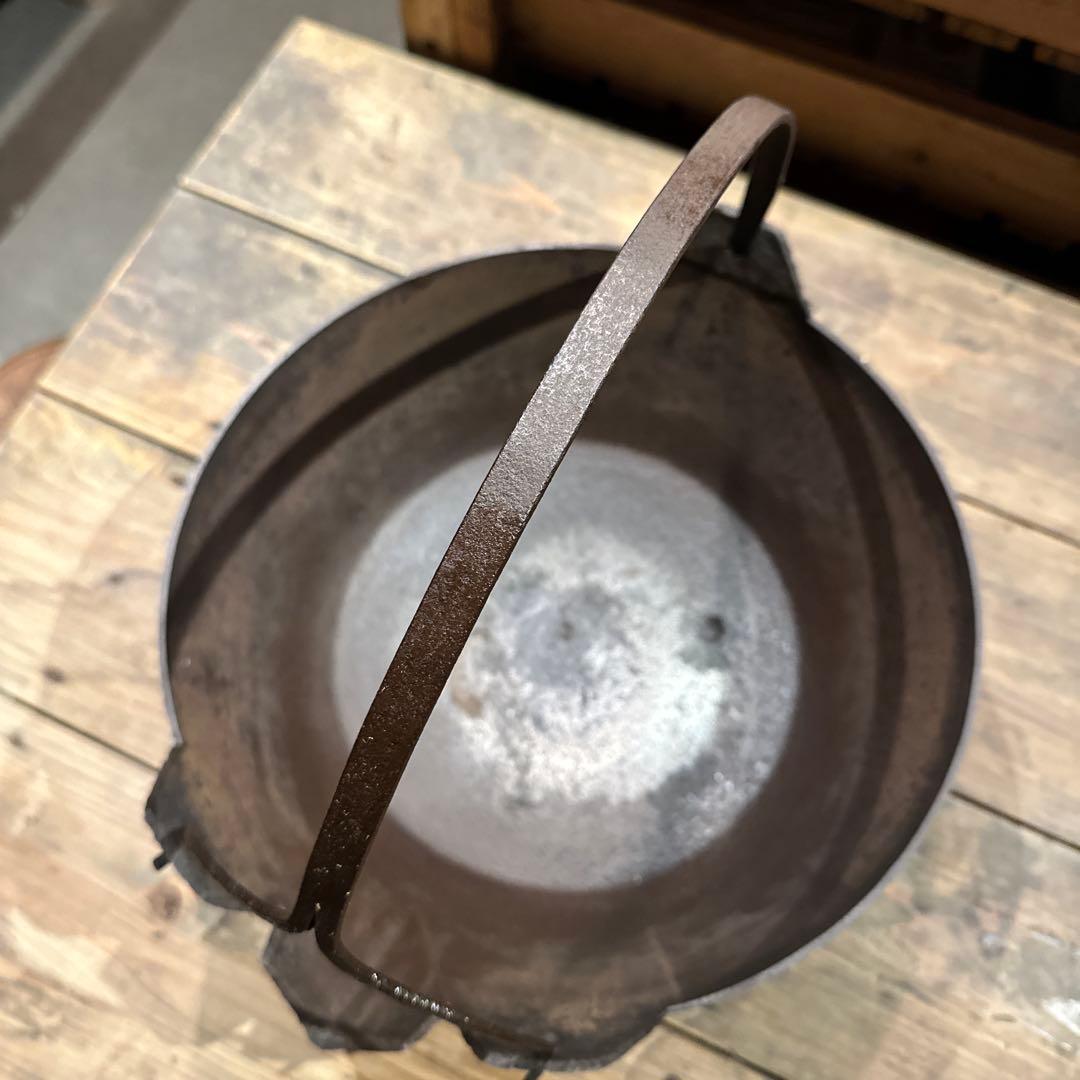 古い鉄製吊り鍋 注ぎ口付き / Antique Iron Pot 囲炉裏道具