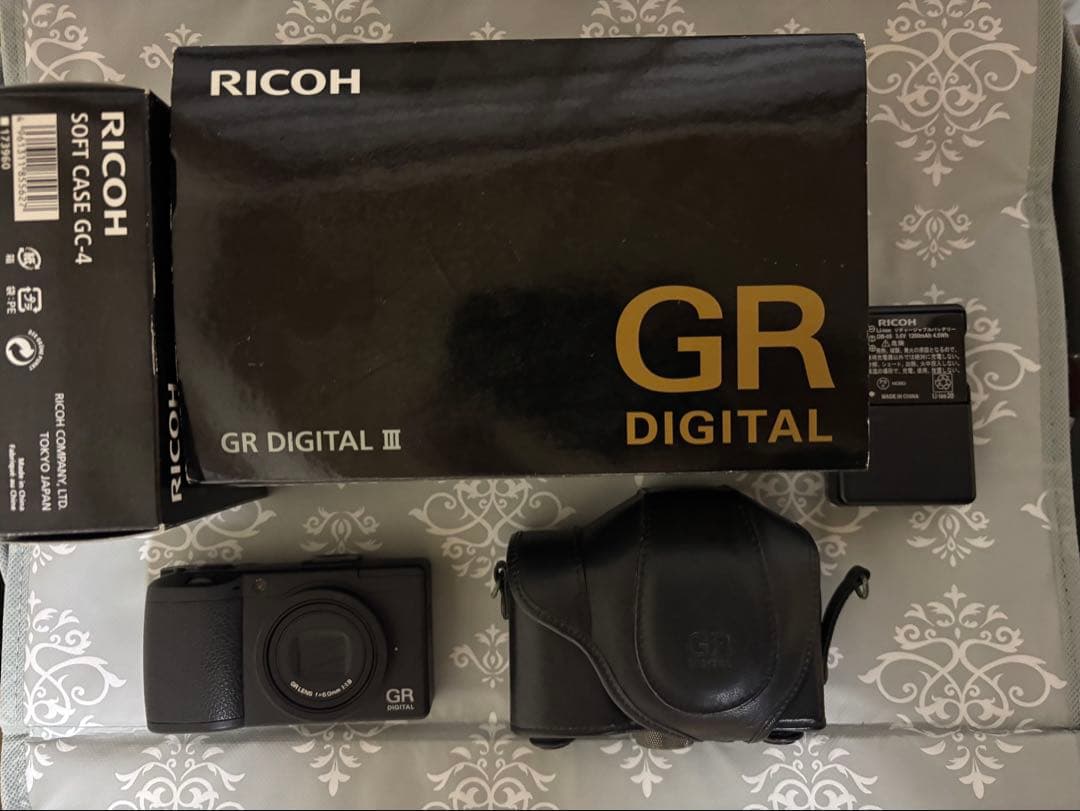 RICOH GR DIGITAL III 純正本革ケースと予備バッテリー付き