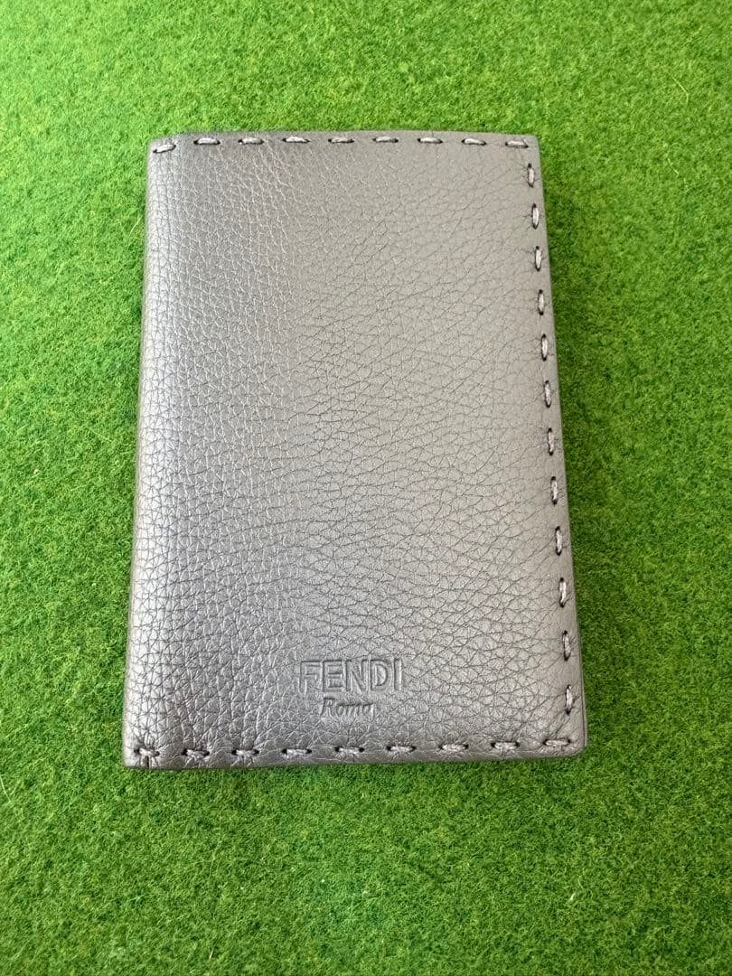 未使用 FENDI グレー パスポートケース フェンディ