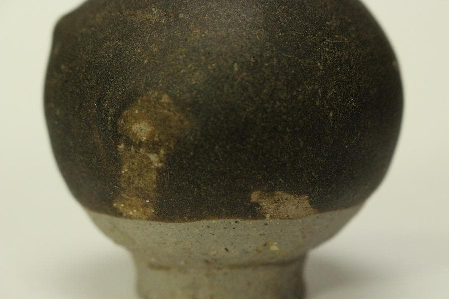 李朝 黒高麗 小壷 高6.2cm(LC521)