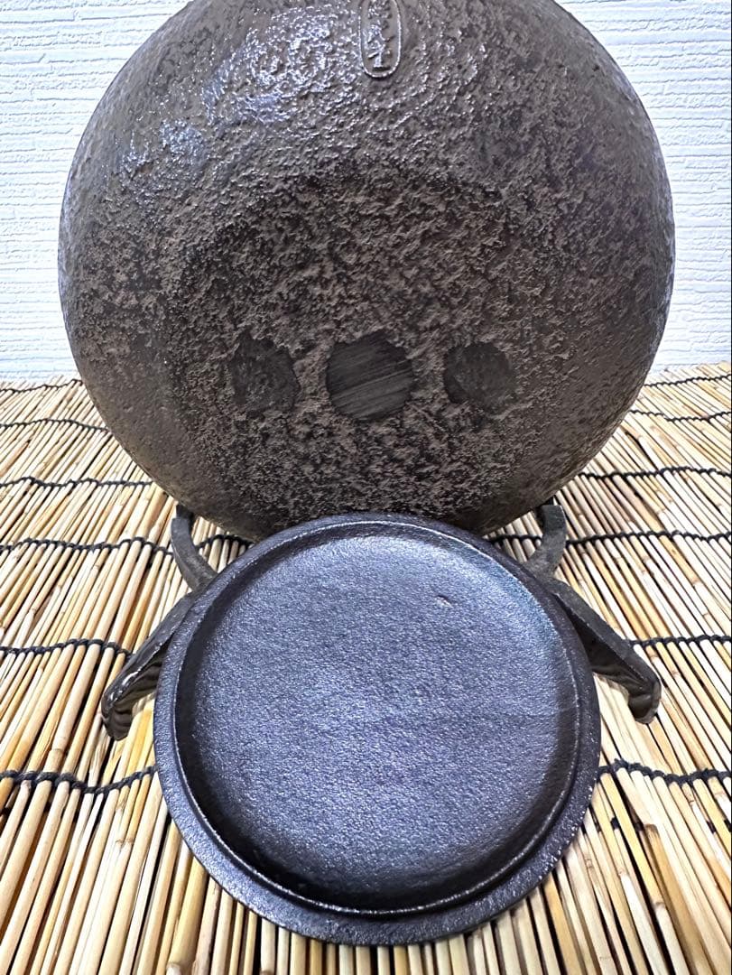 未使用品、タグ付　南部照光堂造　１８型アラレ　南部鉄瓶　南部鉄器　鉄瓶