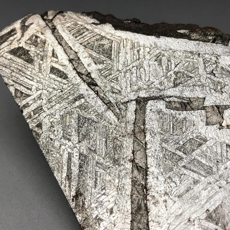 M　隕石 鉄隕石　アルタイ隕石　原皮付き　ナチュラル　原石　重さ約153ｇ