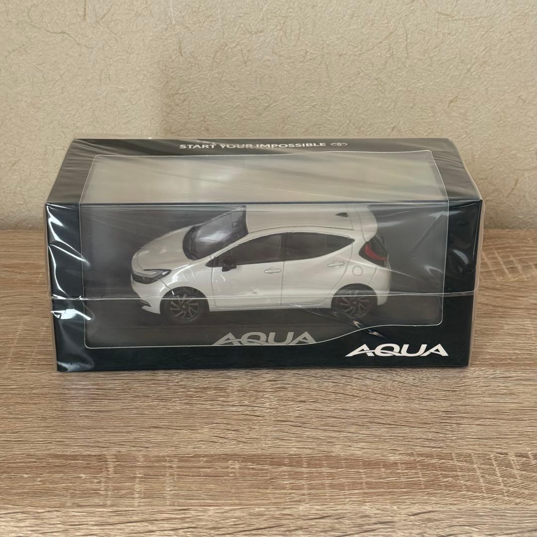 【非売品】トヨタ 新型アクア プラチナホワイトパールマイカ 1/30ミニカー