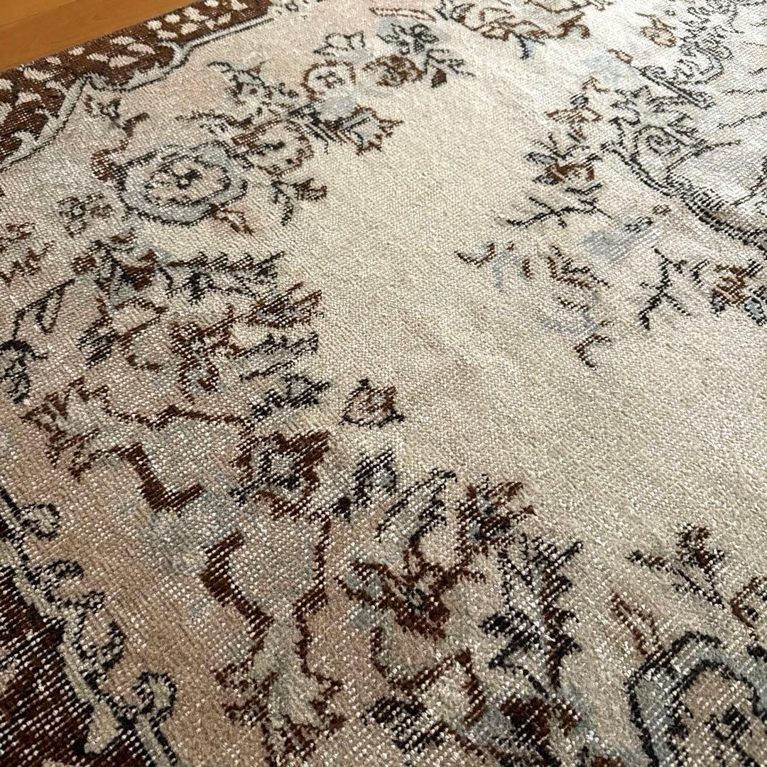 113×207花や実　淡いベージュ×クリーム×ブラウン　トルコヴィンテージラグ