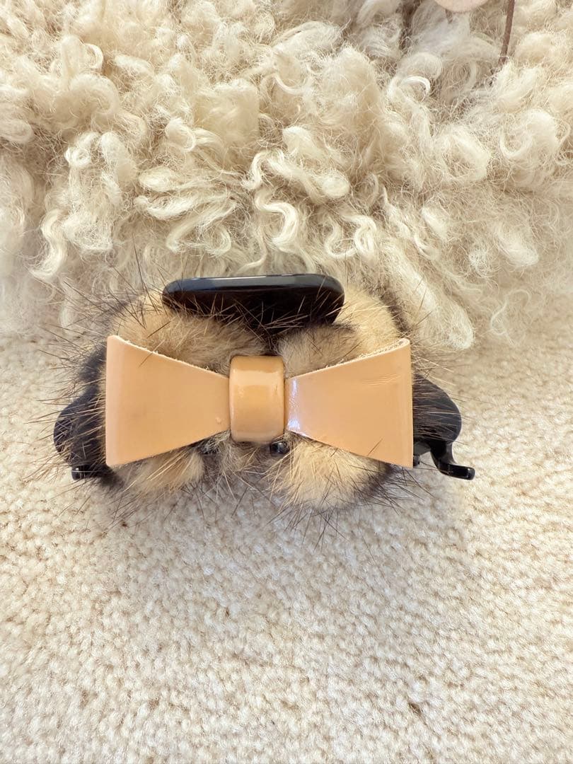 アレクサンドル ドゥ パリ ファー×リボンデザインのヘアクリップ