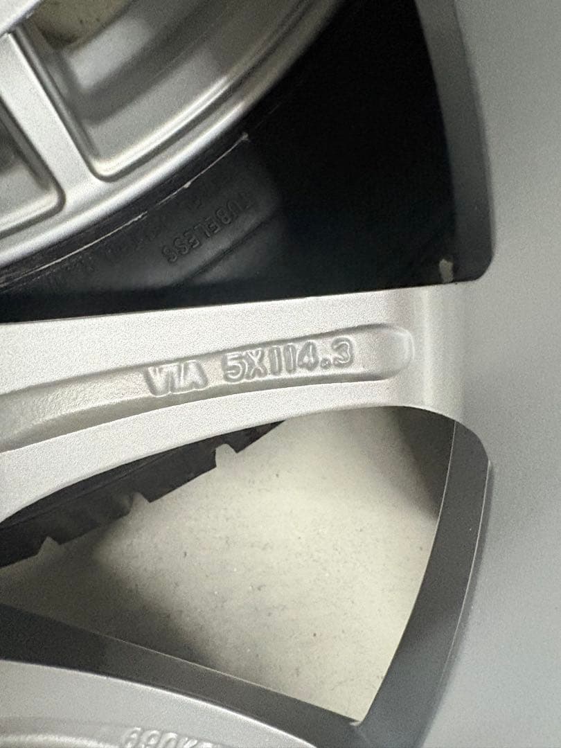 イボ付きプリウス60系pcd114 スタッドレス　2023年31週製