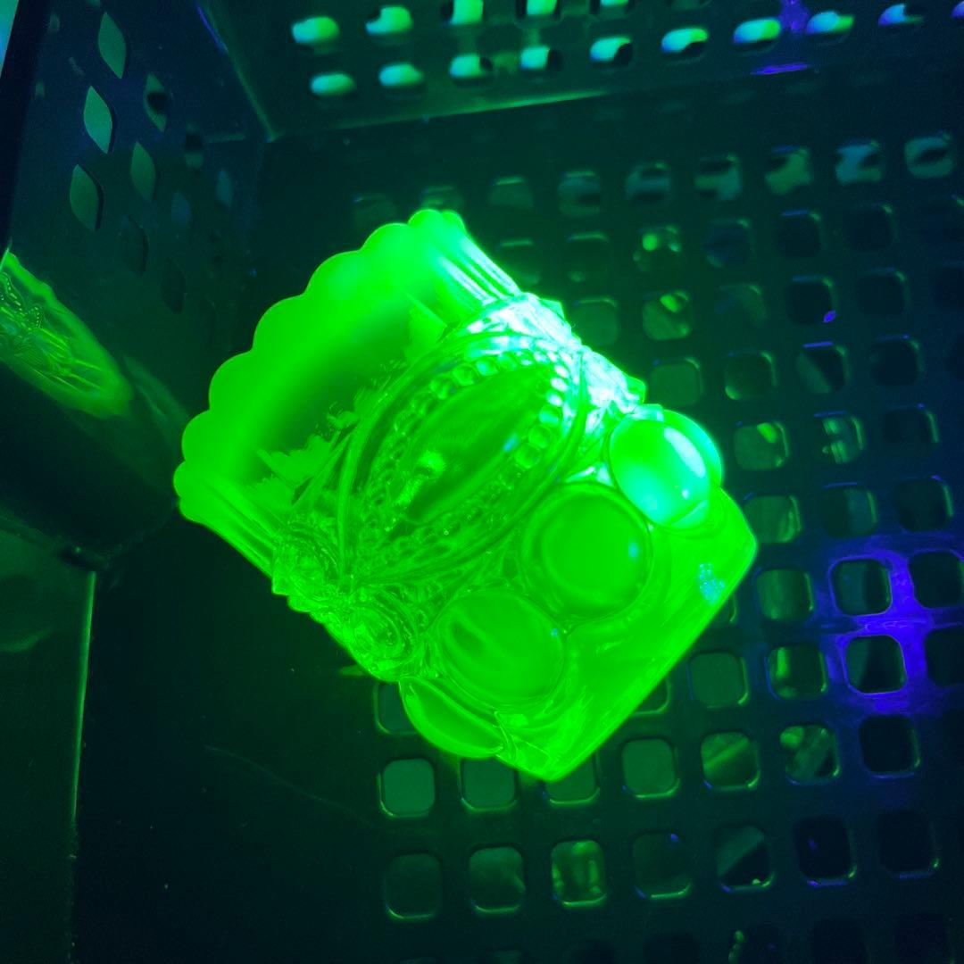 骨董　時代プレス　乳白色暈し　オパールセント カナリアイエロー猪口　盃　ウラン