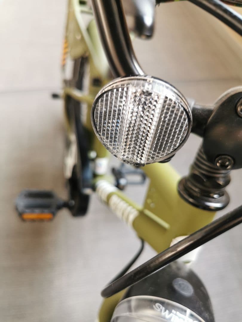 子供用自転車　16インチ　限定モデル　未使用の補助輪あり