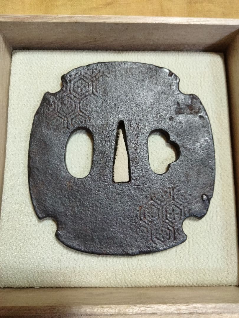 珍品　鉄鍔　鐔　(越後高田士松井貞寿　藝州海田於陳営　亀甲紋)幕末　刀工　箱付き