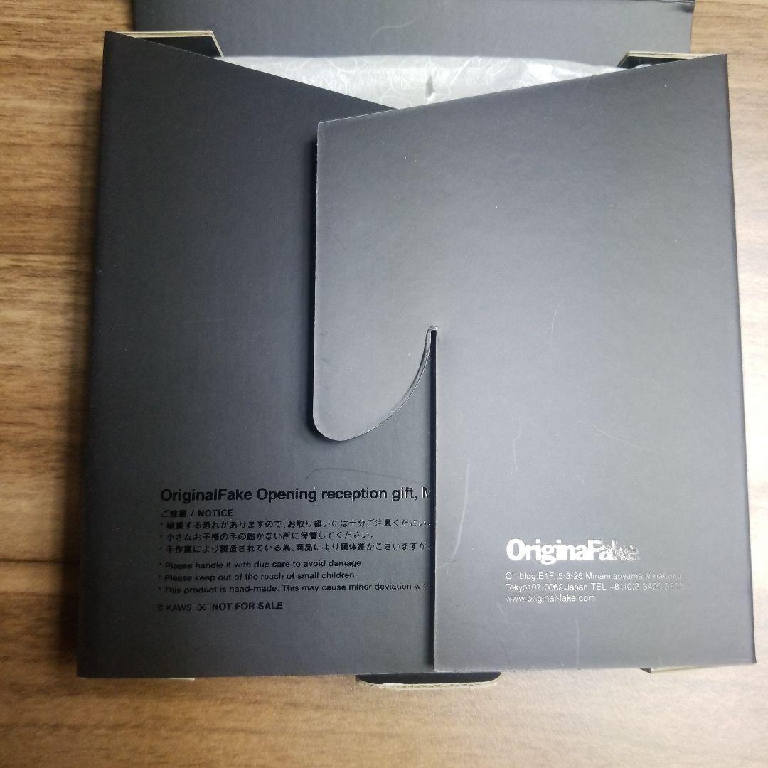 KAWS オリジナルフェイク 青山 タイル 限定 ノベルティ