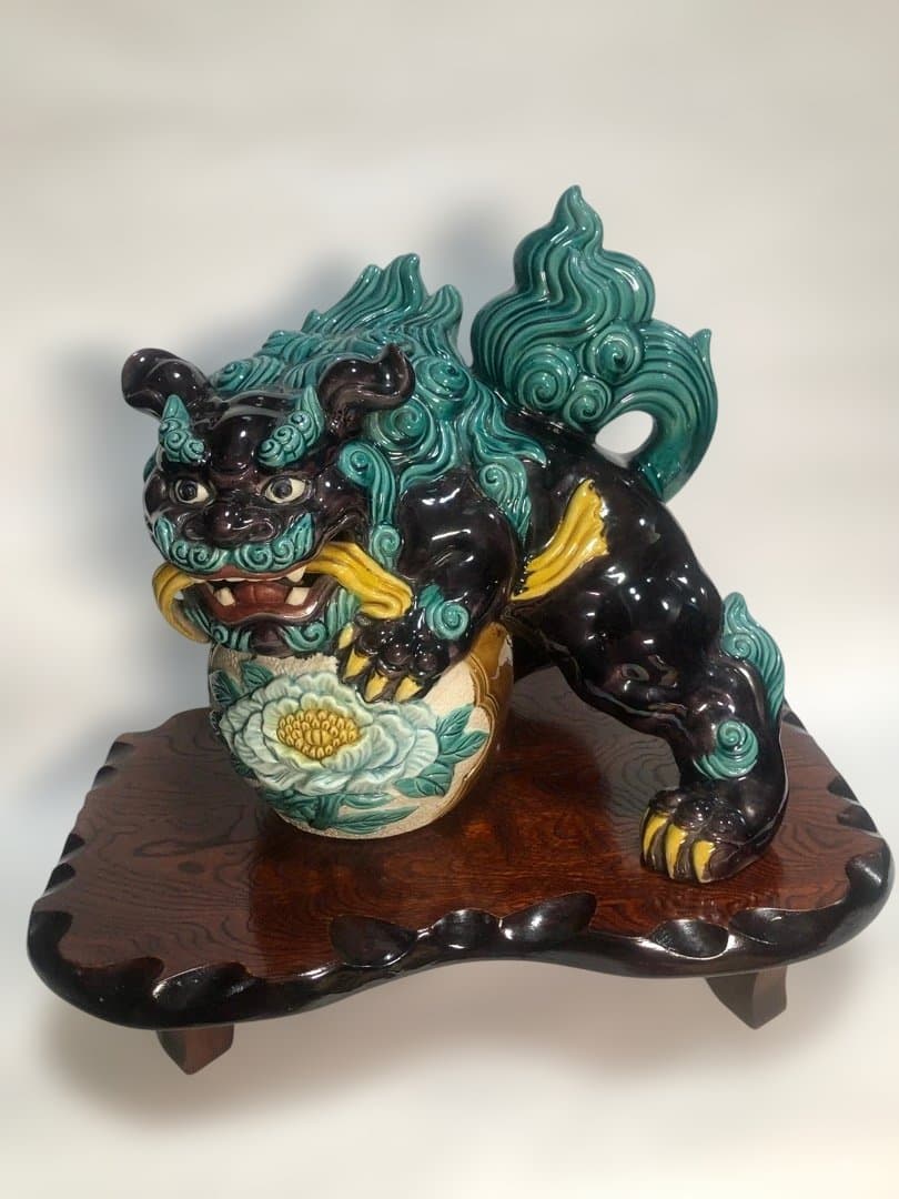 九谷焼　色絵玉乗り獅子　糠川清章造　縁起物置物　欅台付　魔除