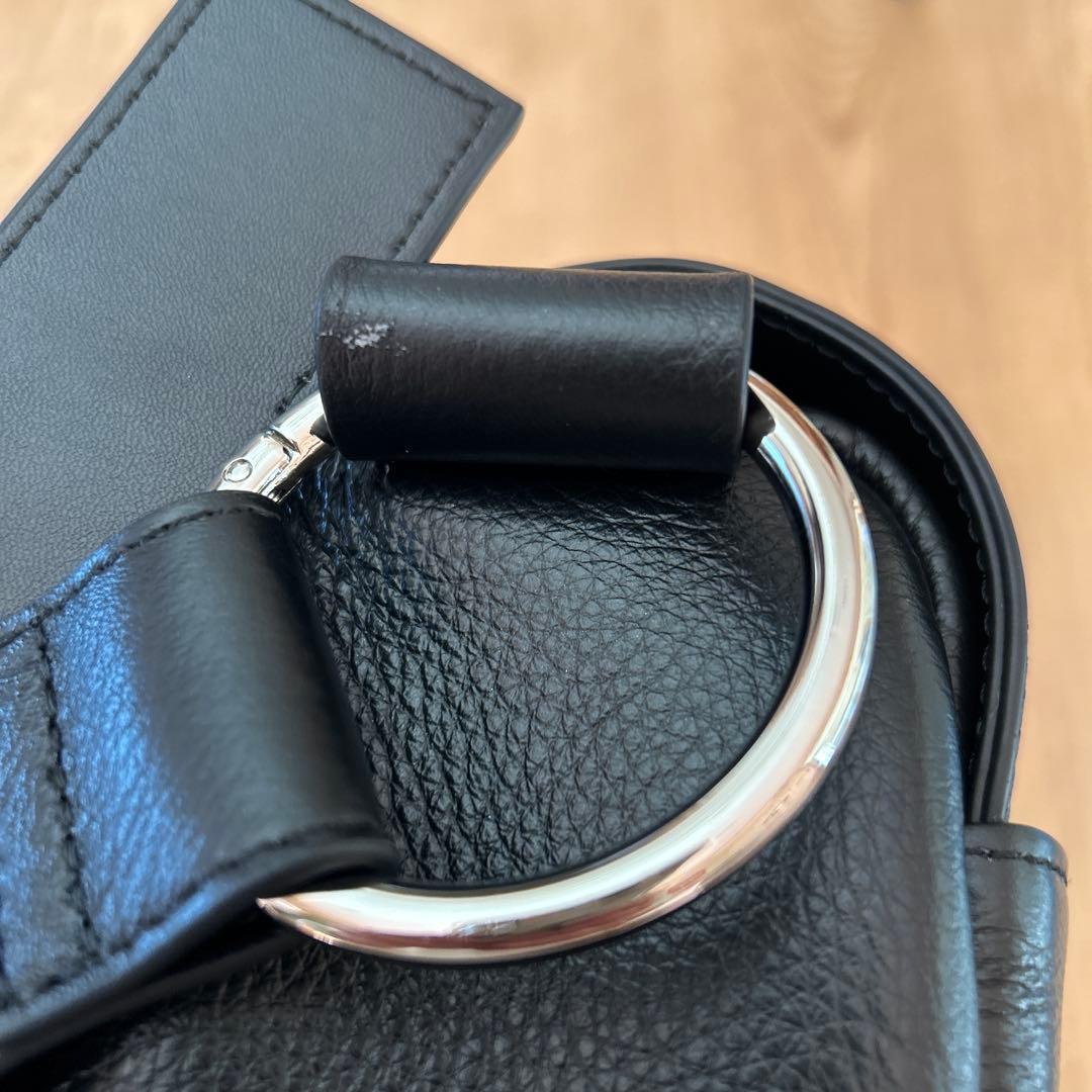 美品ビアズリー　レザーボディバッグ ブラック