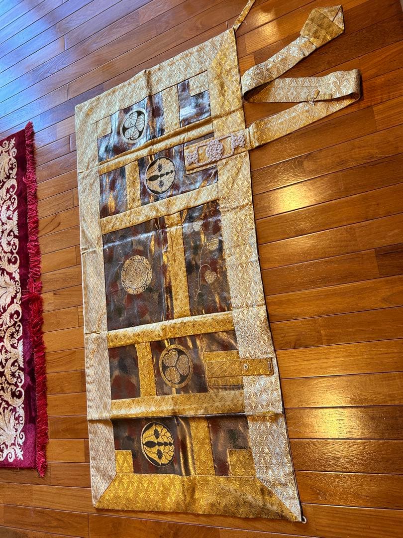 伝統的な金色の衣桁