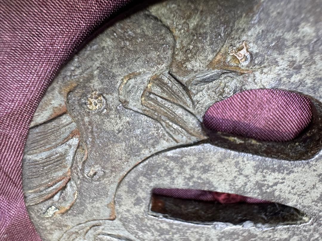 上作　刀苑社審查委員會　認定書　会津　正阿弥　関羽之鐔　鉄丸型両櫃関羽の高彫象嵌