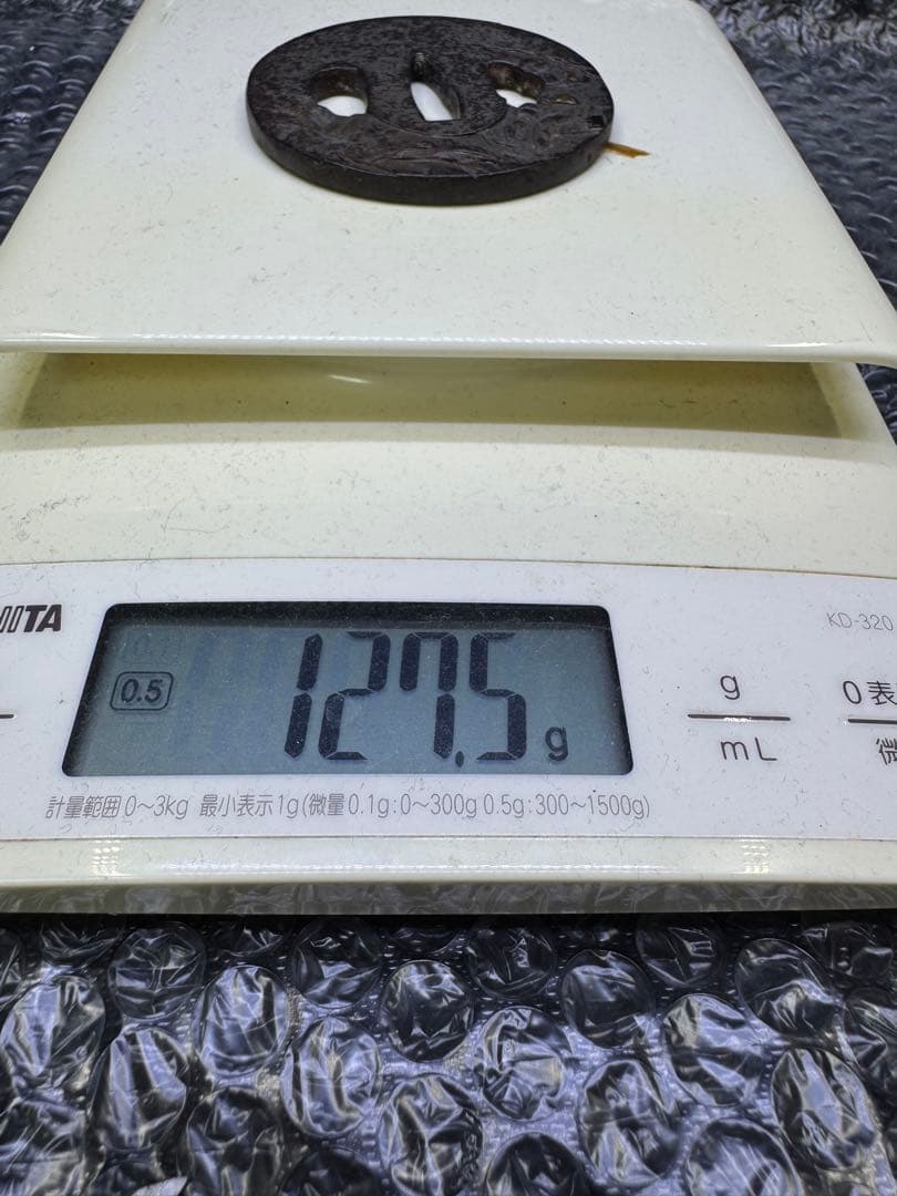 上作　刀苑社審查委員會　認定書　会津　正阿弥　関羽之鐔　鉄丸型両櫃関羽の高彫象嵌