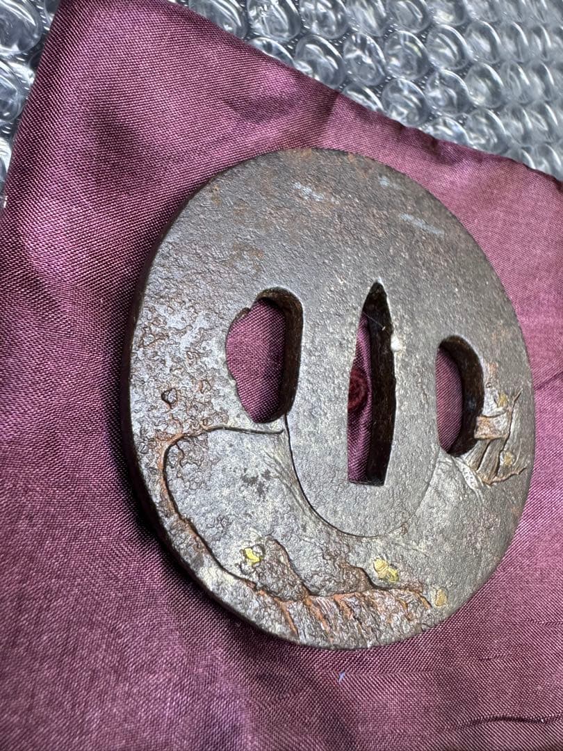 上作　刀苑社審查委員會　認定書　会津　正阿弥　関羽之鐔　鉄丸型両櫃関羽の高彫象嵌