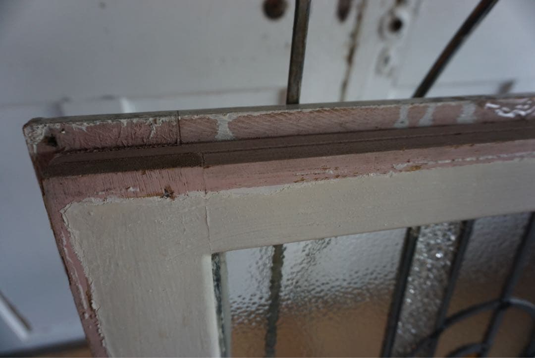 金継ぎされたアンティークステンドグラスの窓