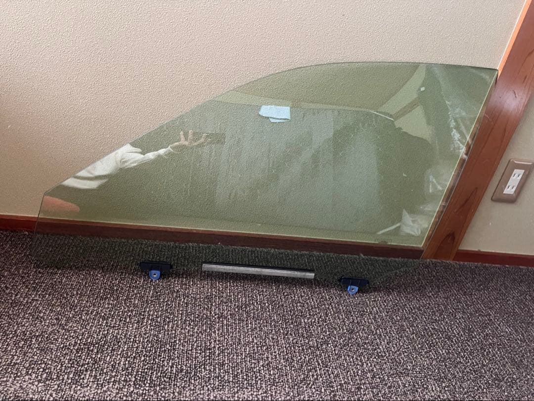 クラウンAWS210 左助手席側サイドガラス　フロント