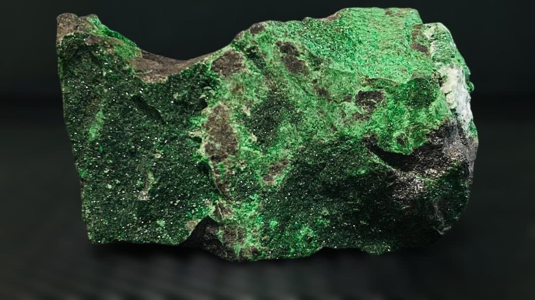 【価格交渉ok！！】250g越えの超特大ウバロバイト（灰クロム柘榴石）緑の鉱物