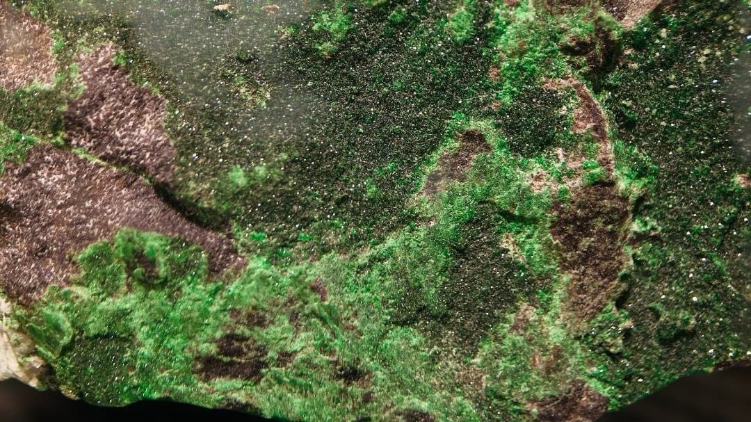 【価格交渉ok！！】250g越えの超特大ウバロバイト（灰クロム柘榴石）緑の鉱物