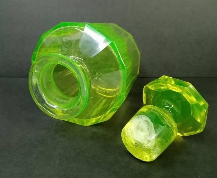 ★P0201★欧州 ウランガラス　12面カット　蓋付　香水瓶　化粧水　ボトル