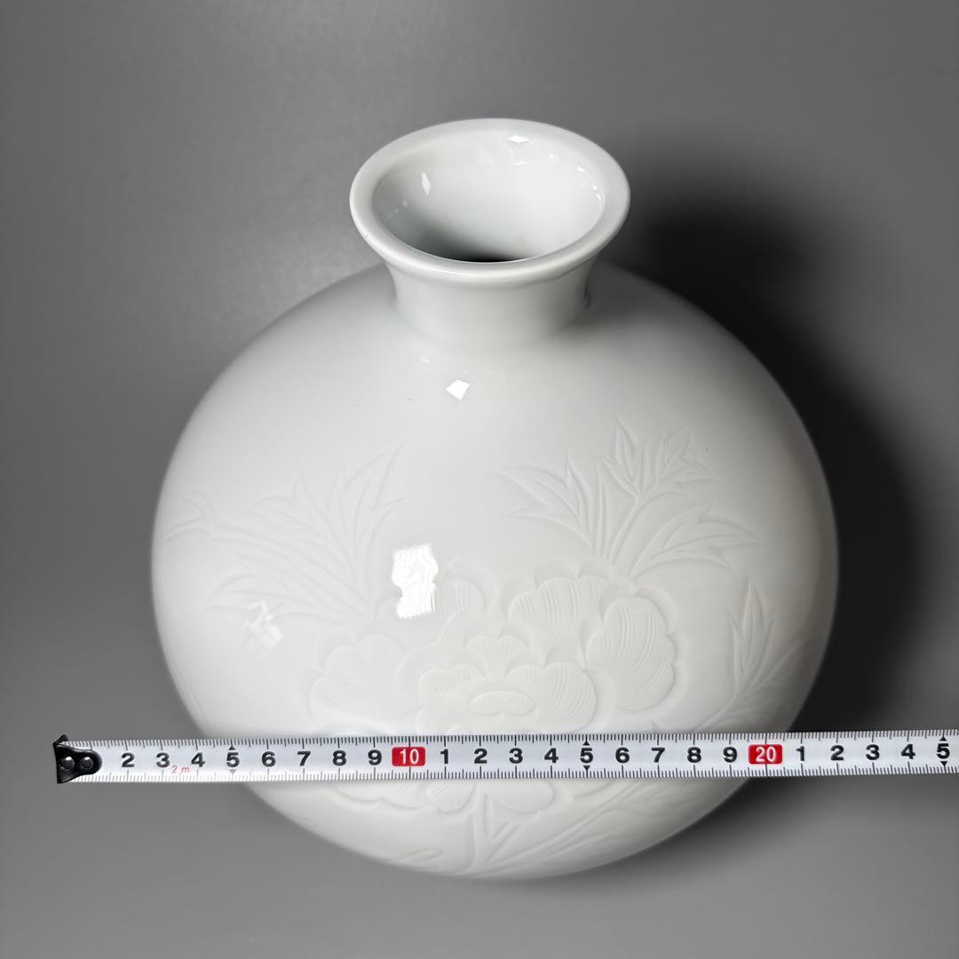 人間国宝　井上萬二　白磁牡丹彫文花瓶　大作　胴径約26cm　特注箱　110万円