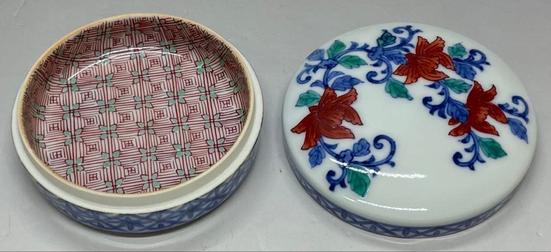 人間国宝　十三代　今泉今右衛門　色鍋島唐花文　香合　四方桟共箱　共布2枚　J17