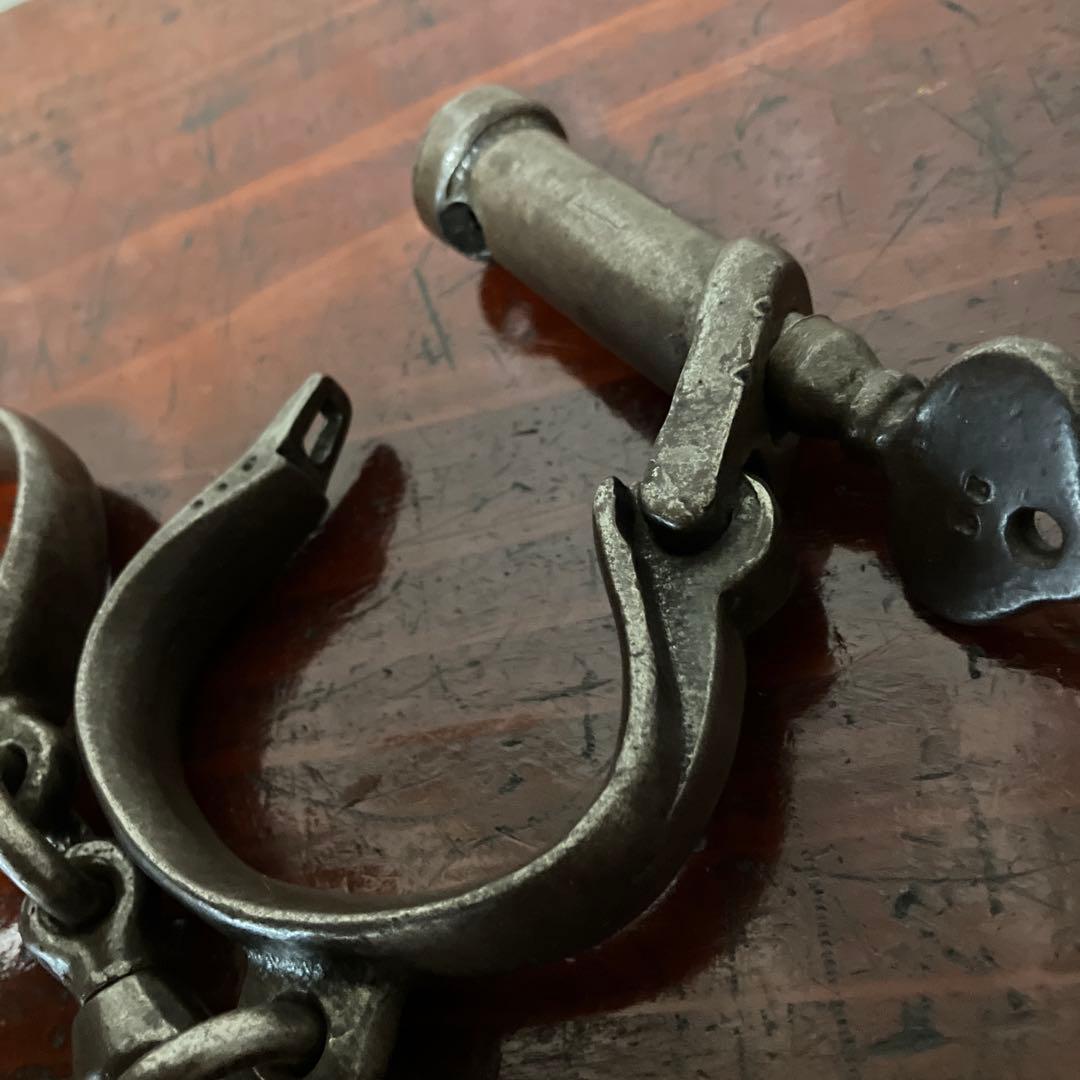 ビンテージ鉄製ハンドカフ　鍵付き