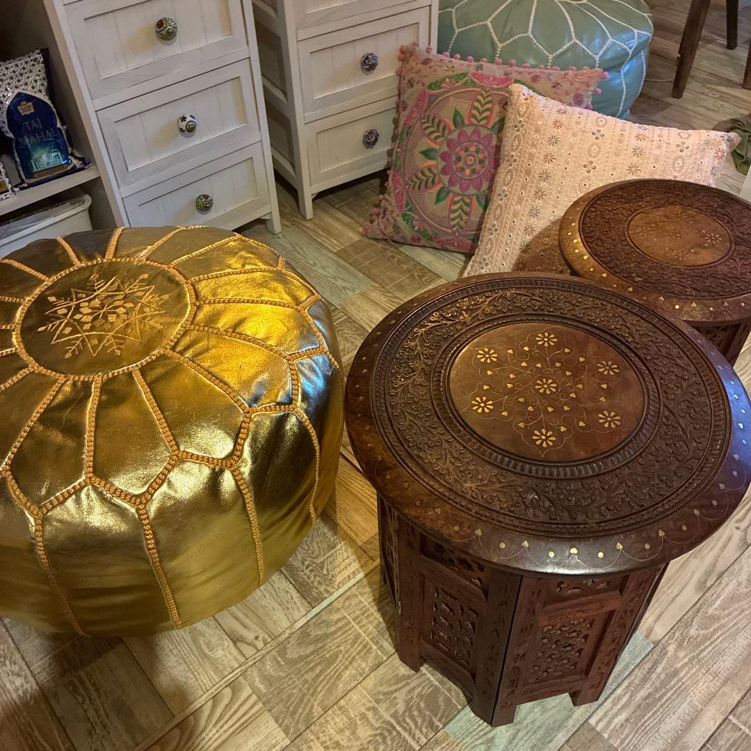 インド製　椅子ミニテーブル折りたたみ可能木製彫刻入り円形　横30cm高さ31cm