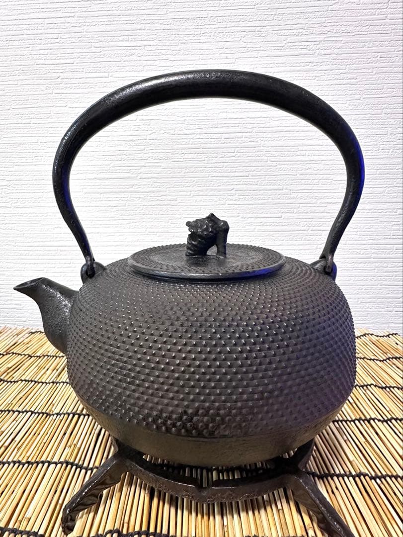 ＵＳＥＤ、良品　南部秀山堂　佐藤 勝弘作　１８型アラレ　鉄瓶　南部鉄瓶　南部鉄器