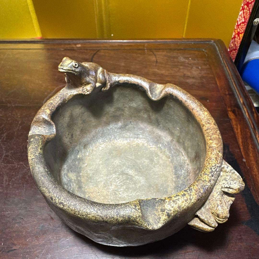 備前焼，カエルの彫刻付き陶器