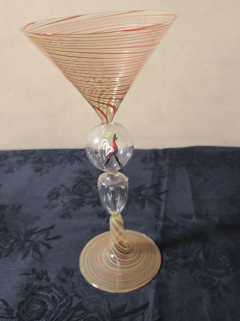 ビミニグラスワインまたはカクテルグラス赤のニワトリ