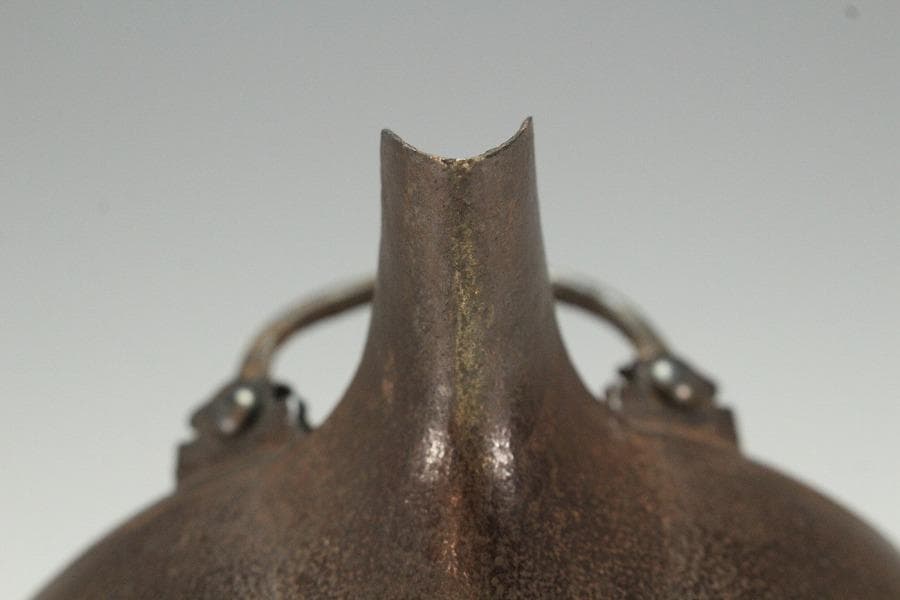 古鉄 持ち手 唐草 銀象嵌 瓶 注器 鉄瓶 銀摘 金縁朱塗蓋(K-XA811)