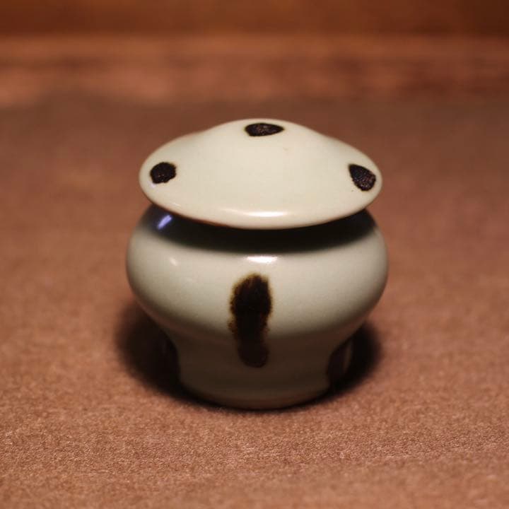 飛青磁 龍泉窯 南宋時代 12世紀【蓋内側にホツ有り】