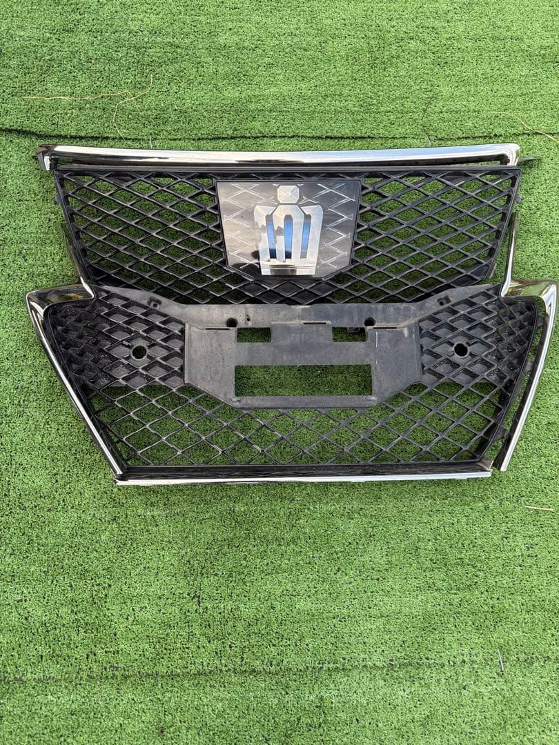 210系クラウン前期グリル・メッキのみ(トヨタ202ブラック車のグリル）